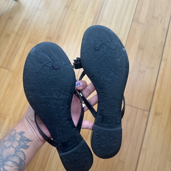 Valentino Garavani Rockstud Jelly Flip Flop - Black - Picture 5 of 5